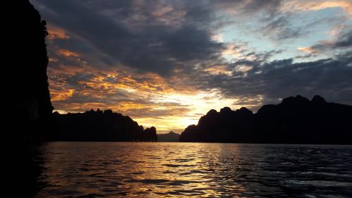ชวนลองเรือชมเขื่อนเชี่ยวหลานยามเย็น